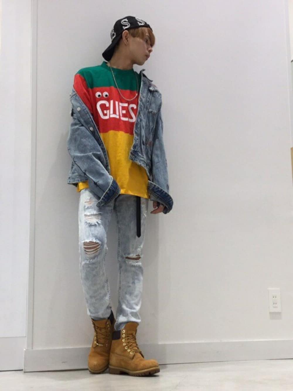 ブルー系のデニムジャケット、レッド系のTシャツ/カットソー、ブルー系のデニムパンツを着用したメンズの夏コーディネートの1枚目の写真