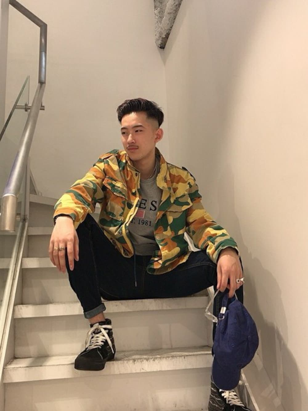 その他のミリタリージャケット、グレー系のスウェット、ブルー系のデニムパンツを着用したメンズの夏コーディネートの1枚目の写真