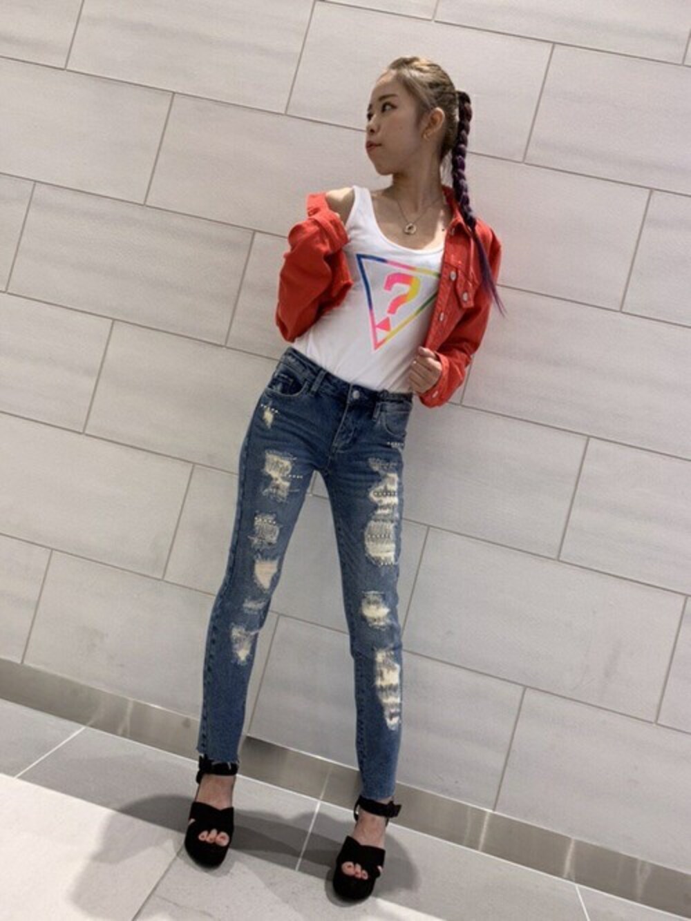 「ジャケット、デニム、ロゴ、大人コーデ、ダメージデニムパンツ、guess、秋コーデ」｜「GuessのTALIA CROPPED DENIM JACKET（デニムジャケット、レッド系）」を使った、GUESS JAPANさん（レディース・156cm）の夏コーディネートの1枚目の写真