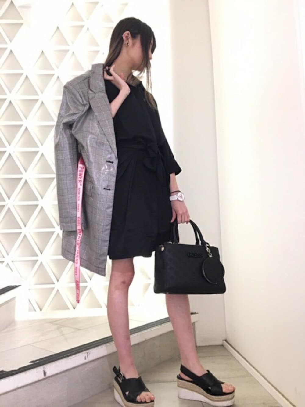 「チェック、トレンチコート、グレー、秋のコーデ、黒、ロゴ、大人カジュアル、guess」｜「GuessのIONA TARTAN CHECK PATENT TRENCH COAT（トレンチコート、ブラック系）」を使った、GUESS JAPANさん（レディース・165cm）の夏コーディネートの1枚目の写真