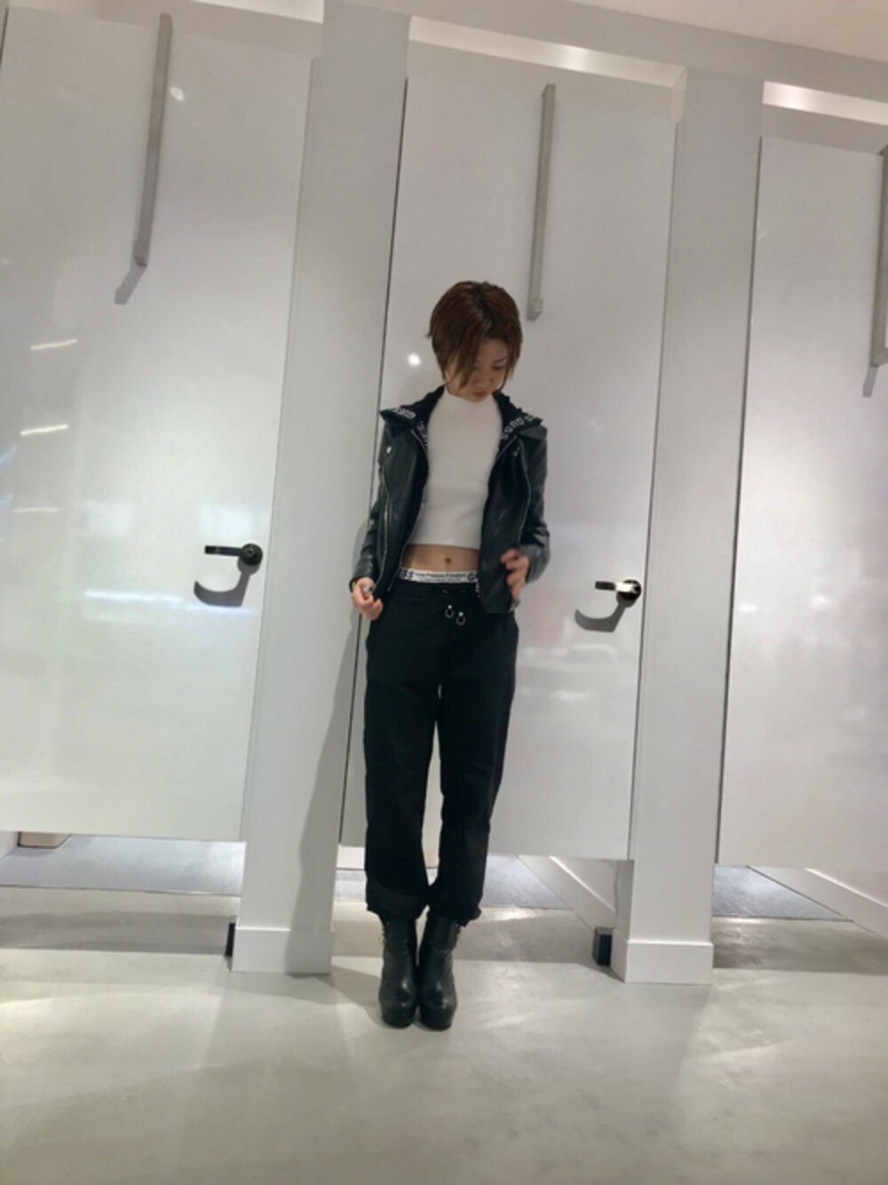 「ジャケット、ライダース、秋のコーデ、ハイネック、黒、白、ロゴ、guess」｜「GuessのLETIZIA LOGO HOODED BIKER JACKET（ライダースジャケット、ブラック系）」を使った、GUESS JAPANさん（レディース・160cm）の夏コーディネートの1枚目の写真
