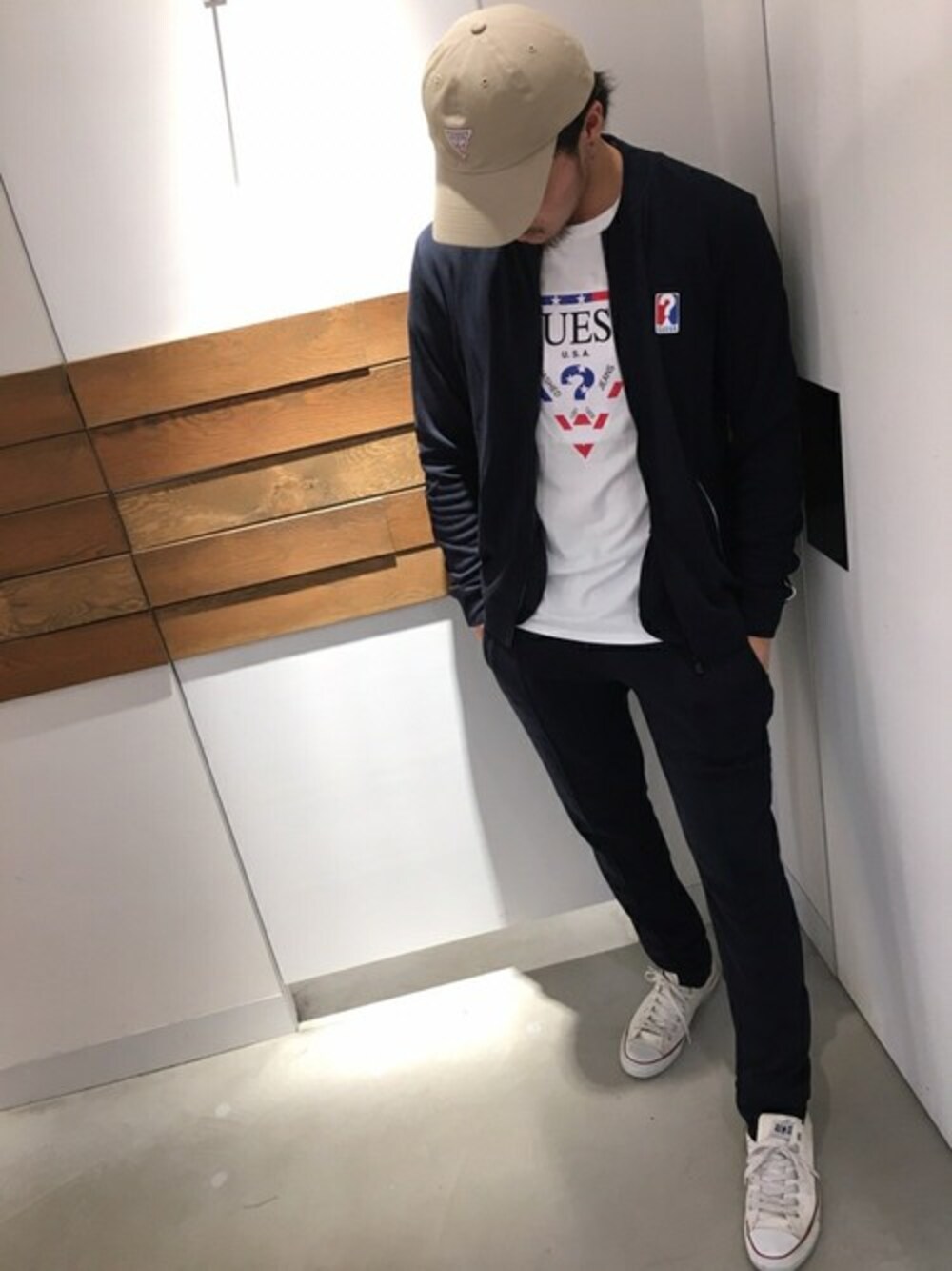 ブルー系のジャージ、ホワイト系のTシャツ/カットソー、ブルー系のその他パンツを着用したメンズの夏コーディネートの1枚目の写真