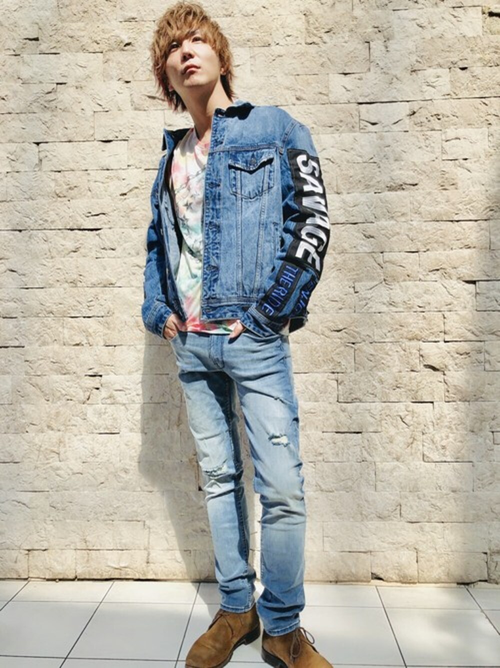 ブルー系のデニムパンツ、ブルー系のデニムジャケットを着用したメンズの秋コーディネートの1枚目の写真