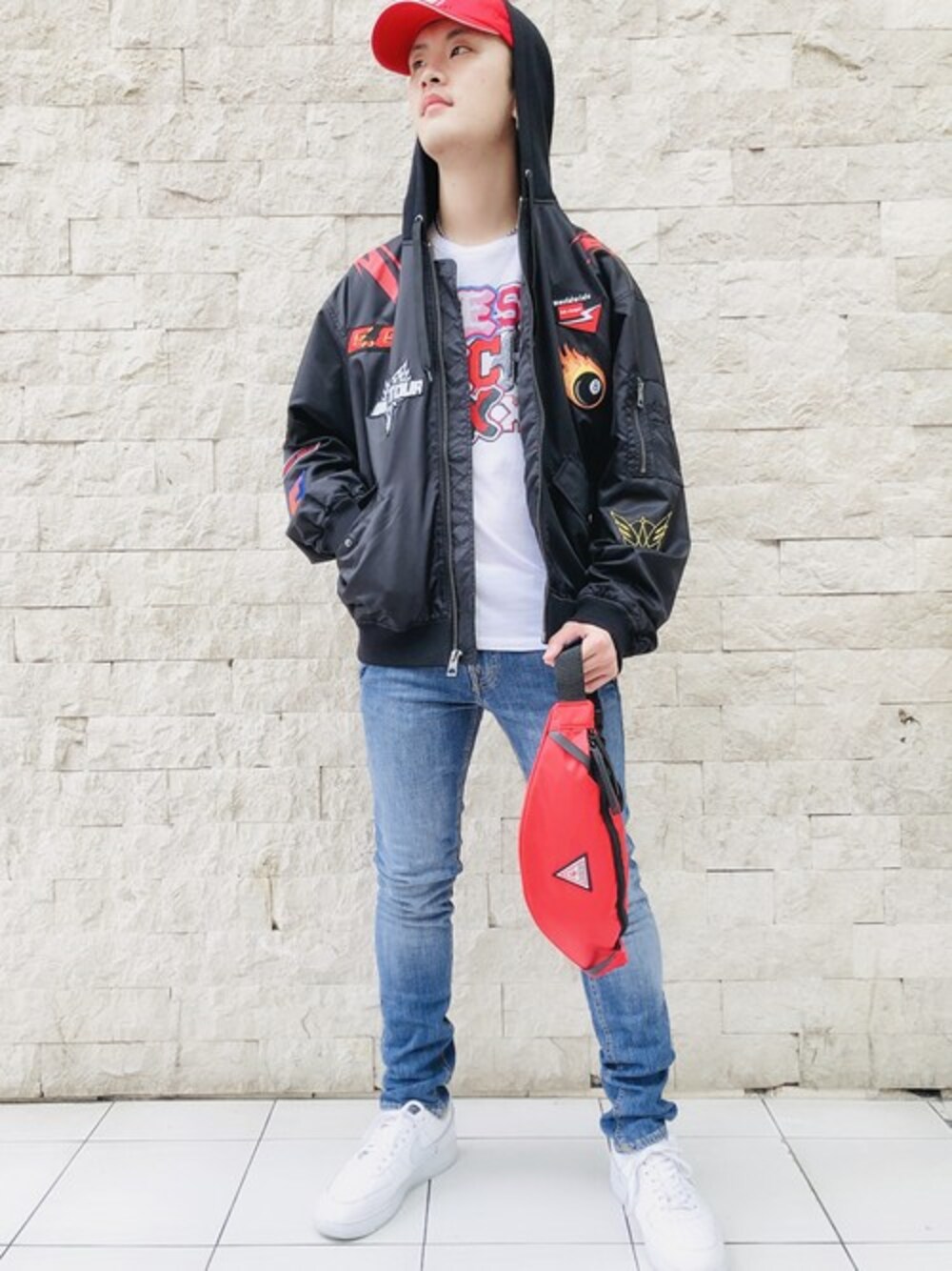 ブラック系のその他アウター、ホワイト系のTシャツ/カットソー、ブルー系のデニムパンツを着用したメンズの夏コーディネートの1枚目の写真