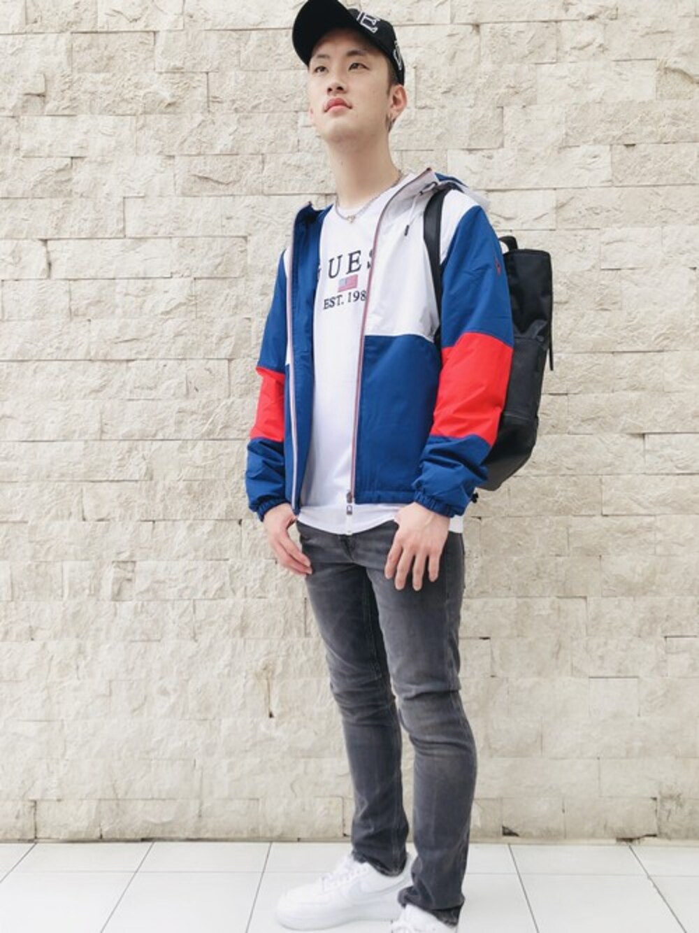 その他のその他アウター、ホワイト系のTシャツ/カットソー、ブラック系のデニムパンツを着用したメンズの夏コーディネートの1枚目の写真