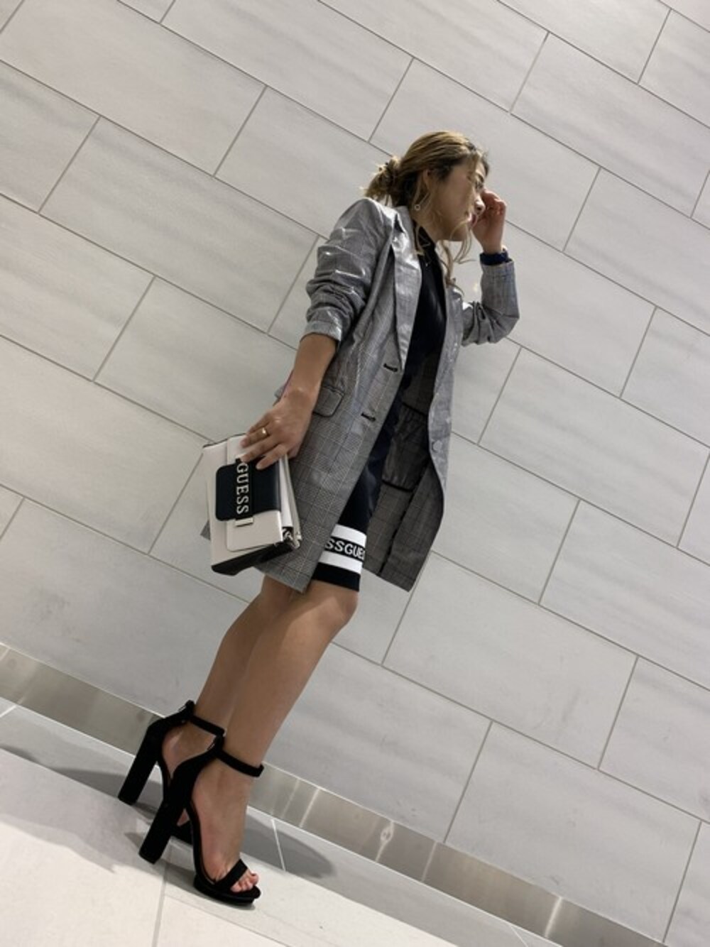 ブラック系のトレンチコート、ブラック系のワンピースを着用したレディースの夏コーディネートの1枚目の写真