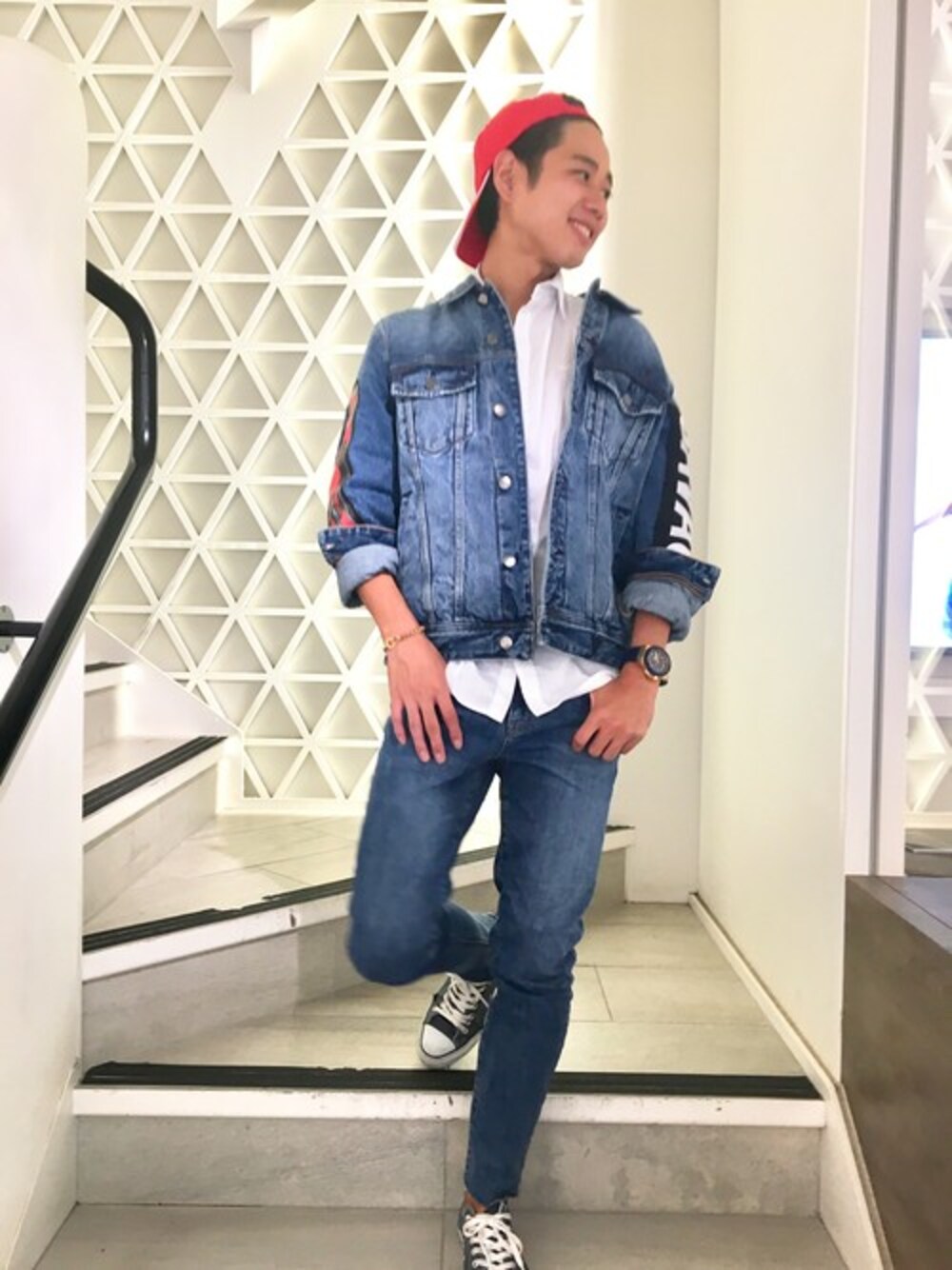 「ジャケット、デニム、白シャツ、デニムジャケット、キャップ、秋のコーデ、赤、デニムパンツ、guess」｜「GuessのDILLION EMBELLISHED DENIM JACKET（デニムジャケット、ブルー系）」を使った、GUESS JAPANさん（メンズ・174cm）の夏コーディネートの1枚目の写真