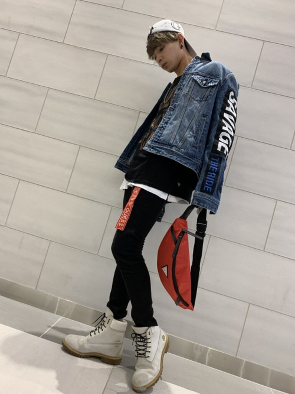 ブルー系のデニムジャケット、ブラック系のTシャツ/カットソー、ホワイト系のキャップを着用したメンズの夏コーディネートの1枚目の写真