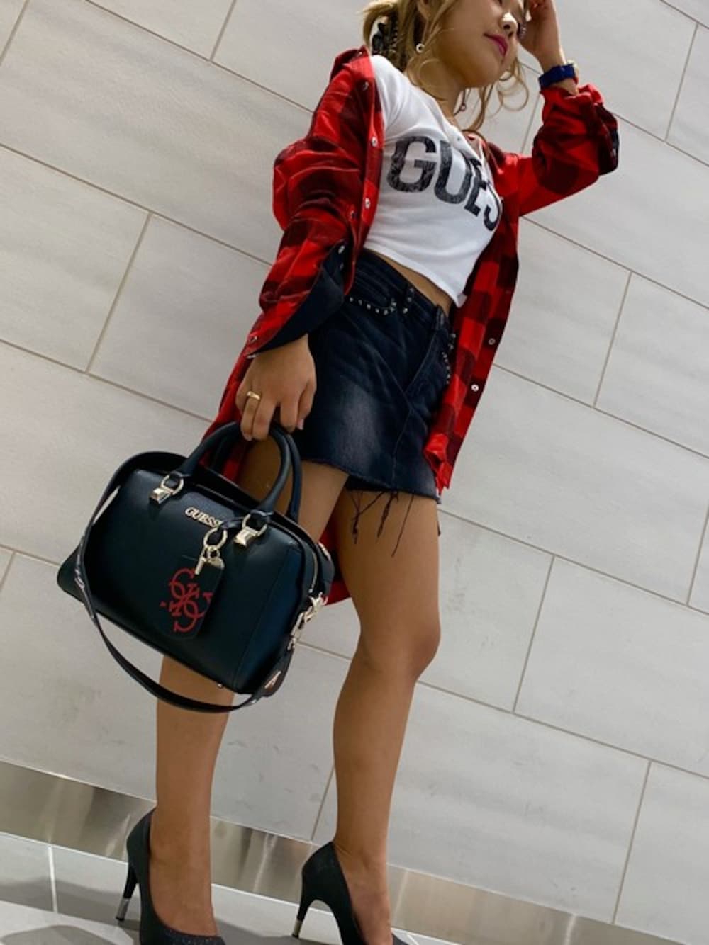 レッド系のシャツ/ブラウス、ホワイト系のTシャツ/カットソーを着用したレディースの秋コーディネートの1枚目の写真