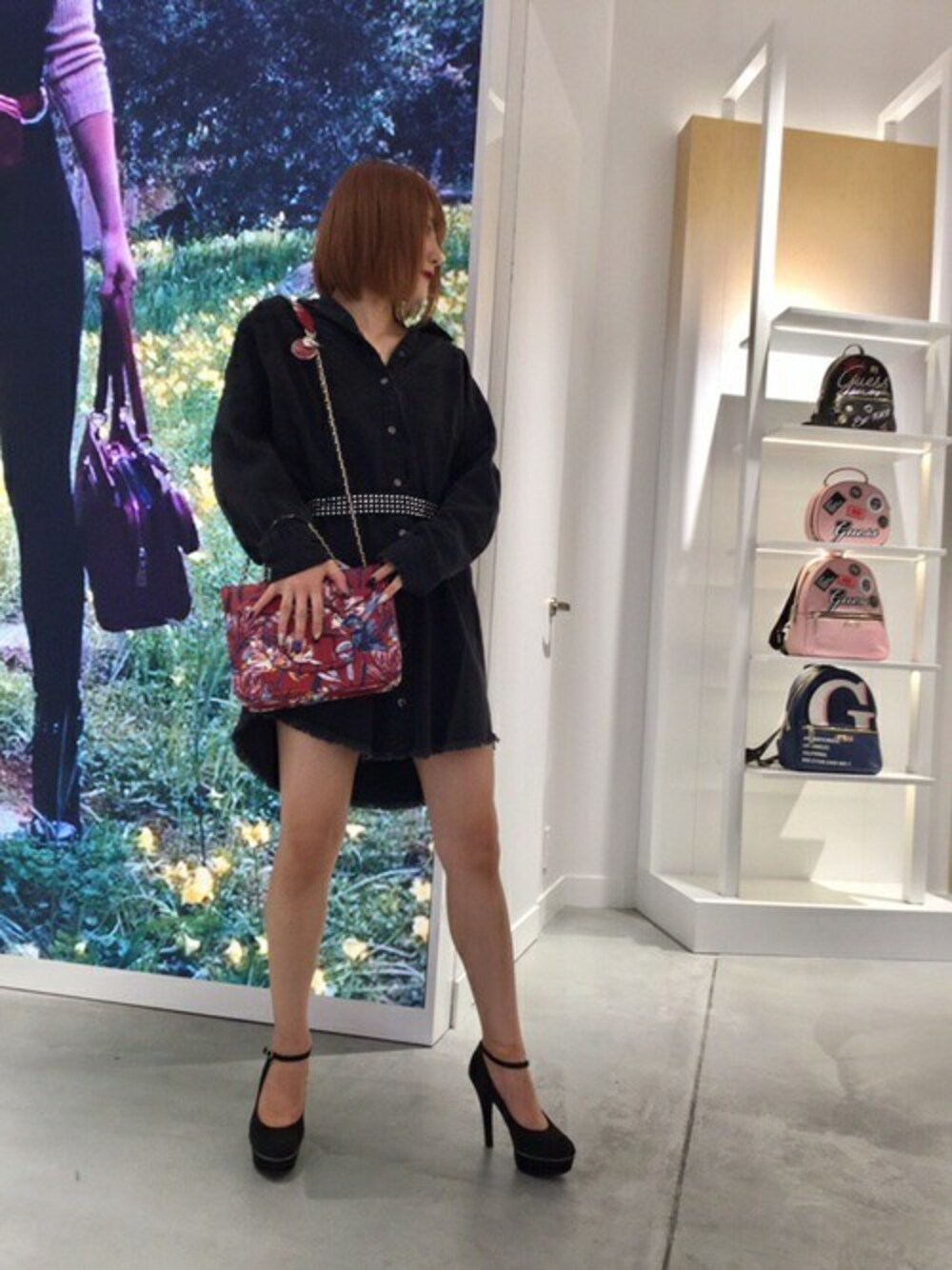 「デニム、ワンピース、黒、ロゴ、デニムワンピース、低身長、guess」｜「GuessのPARISIAN STUDS BELT DENIM DRESS（シャツワンピース、ブラック系）」を使った、GUESS JAPANさん（レディース・158cm）の秋コーディネートの1枚目の写真