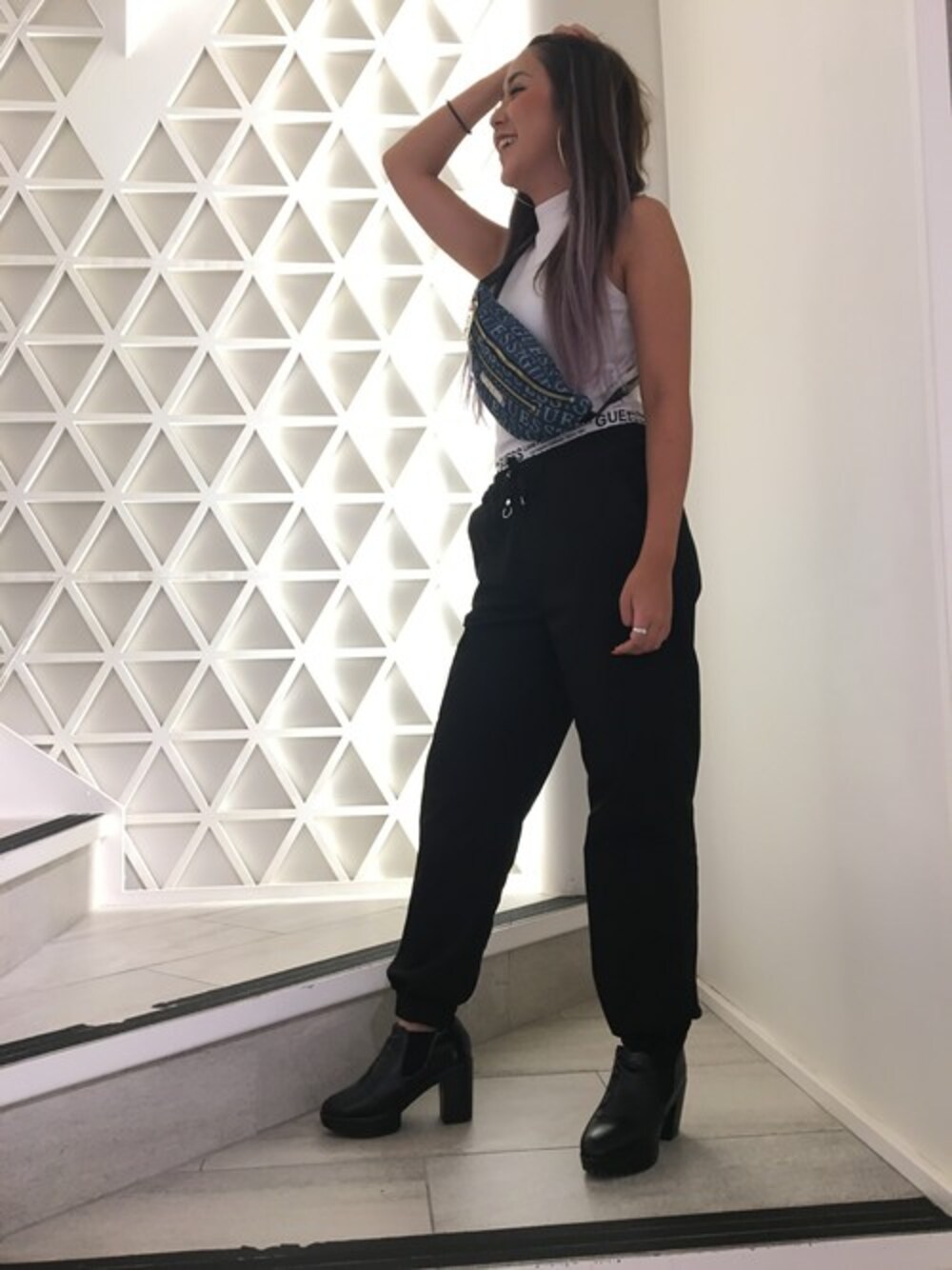 ホワイト系のタンクトップ、ブラック系のその他パンツ、ブルー系のボディバッグ/ウエストポーチを着用したレディースの夏コーディネートの1枚目の写真