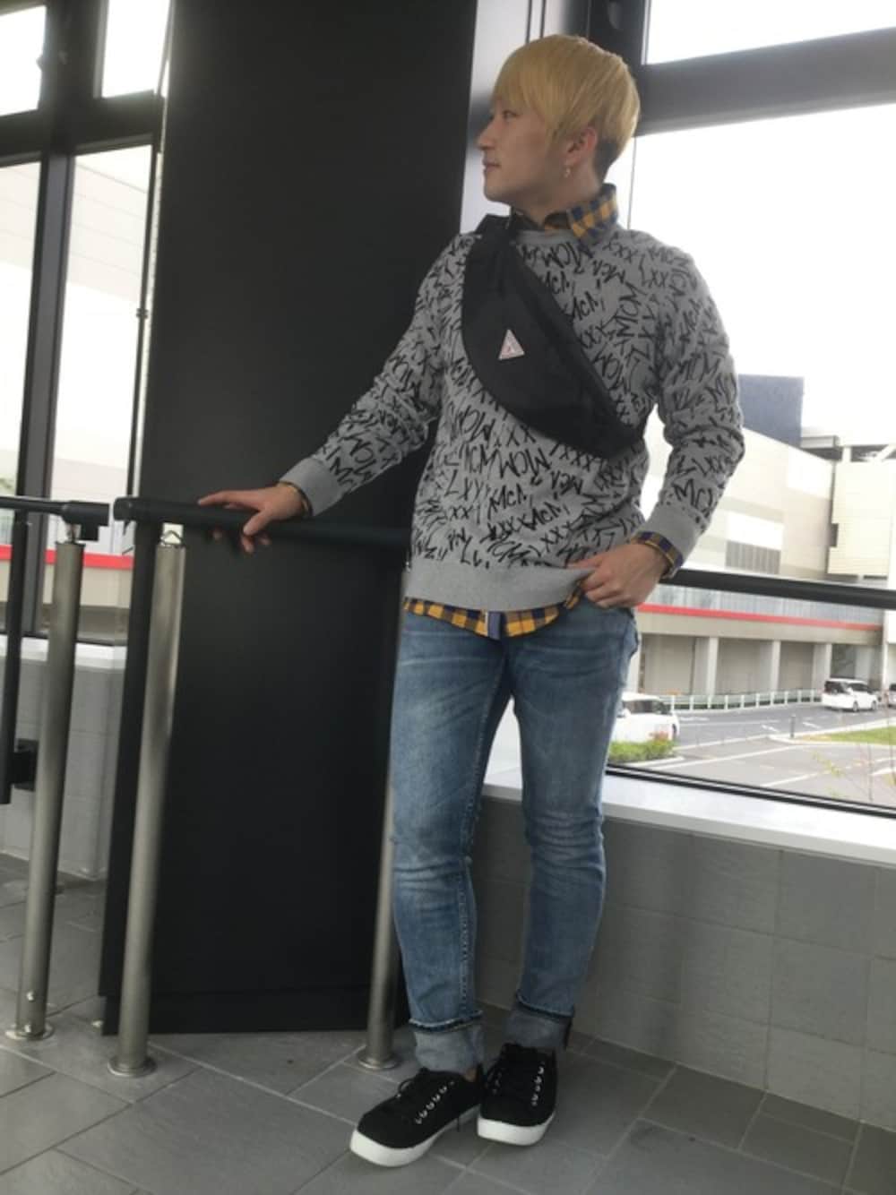 ブルー系のデニムパンツ、ブラック系のボディバッグ/ウエストポーチ、イエロー系のシャツ/ブラウスを着用したメンズの秋コーディネートの1枚目の写真