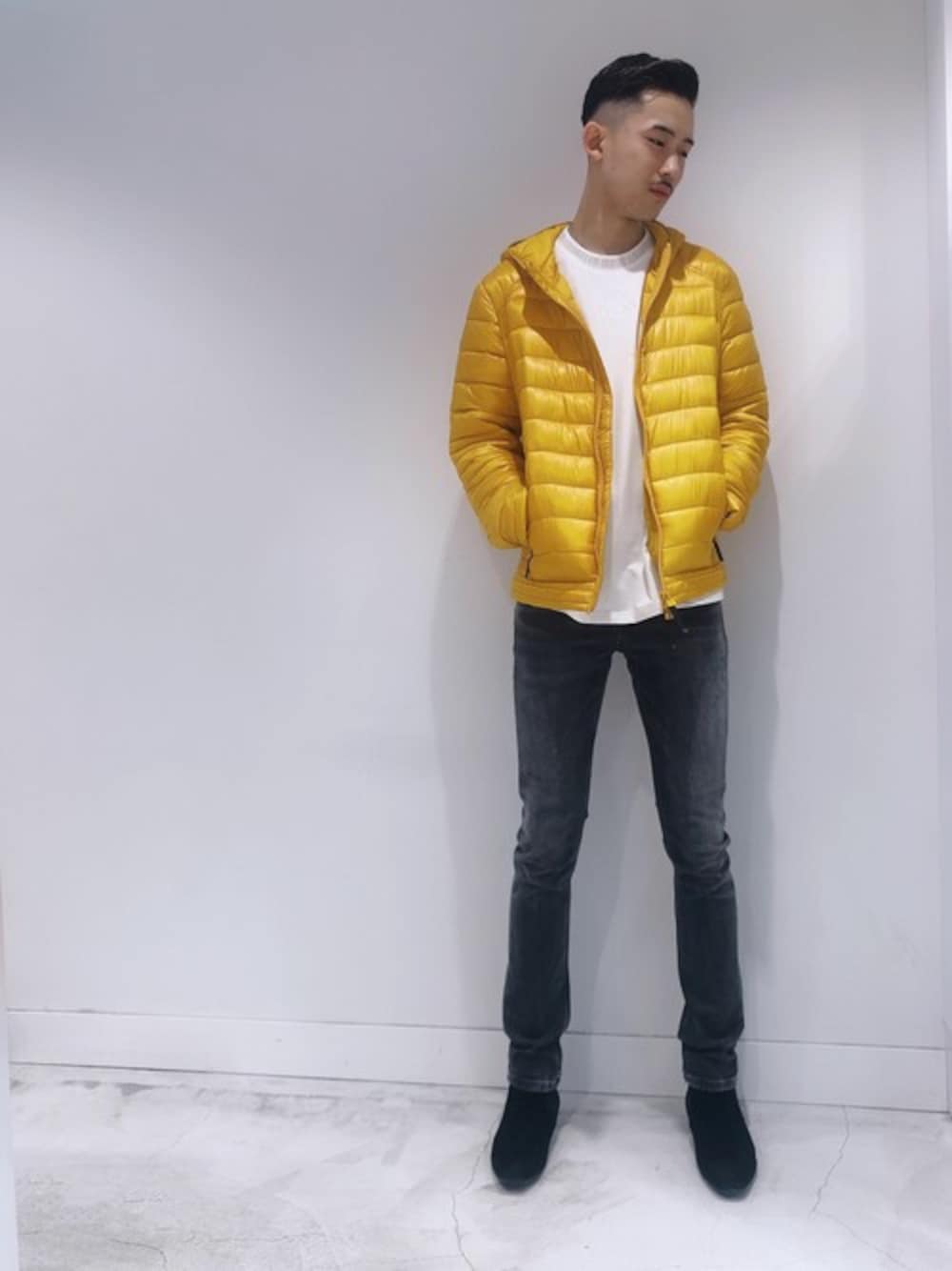 ブラック系のデニムパンツ、オレンジ系のその他アウター、ホワイト系のTシャツ/カットソーを着用したメンズの秋コーディネートの1枚目の写真