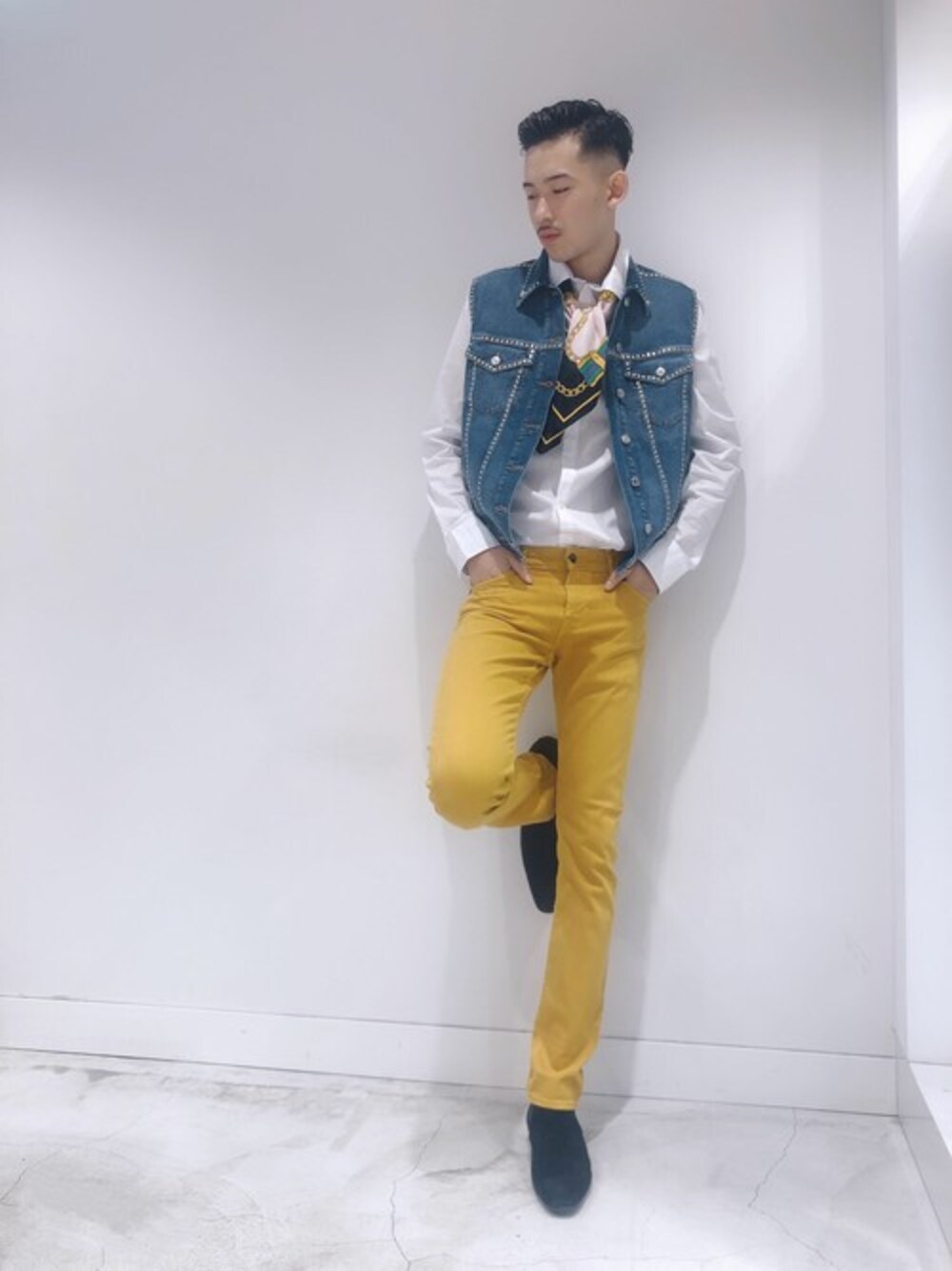 「ジャケット、デニム、カラーパンツ、ロゴ、ユニセックス、レディース、guess」｜「GuessのVENICE SHIRT（シャツ/ブラウス、ホワイト系）」を使った、GUESS JAPANさん（メンズ・185cm）の秋コーディネートの1枚目の写真
