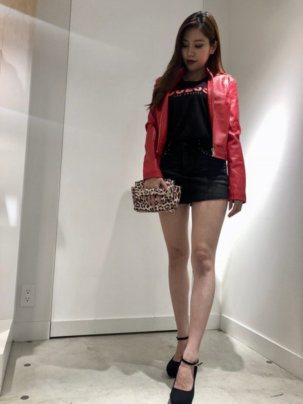 「ロゴT、レオパード、ショートパンツ、秋のコーデ、黒、赤、ライダースジャケット、ロゴ、guess」｜「GuessのJONE COATED BIKER JACKET（ライダースジャケット、レッド系）」を使った、GUESS JAPANさん（レディース・163cm）の秋コーディネートの1枚目の写真