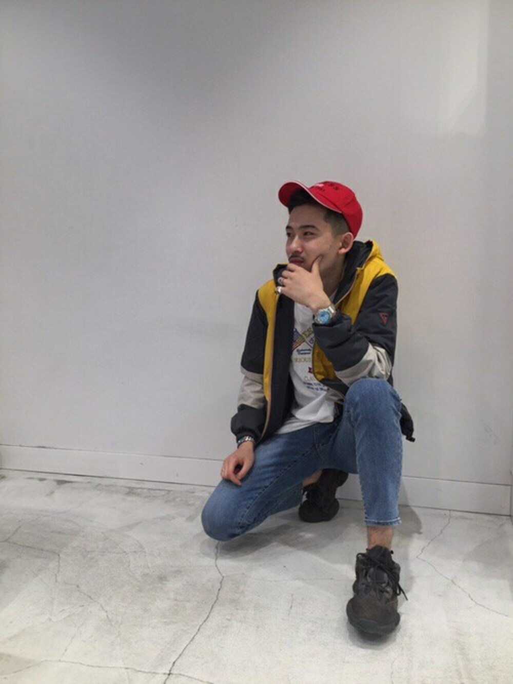 「デニム、イエロー、秋のコーデ、黒、ロゴ、白Tシャツ、guess」｜「GuessのREVERSIBLE COLOUR-BLOCK HOODED JACKET（その他アウター、オレンジ系）」を使った、GUESS JAPANさん（メンズ・185cm）の秋コーディネートの1枚目の写真