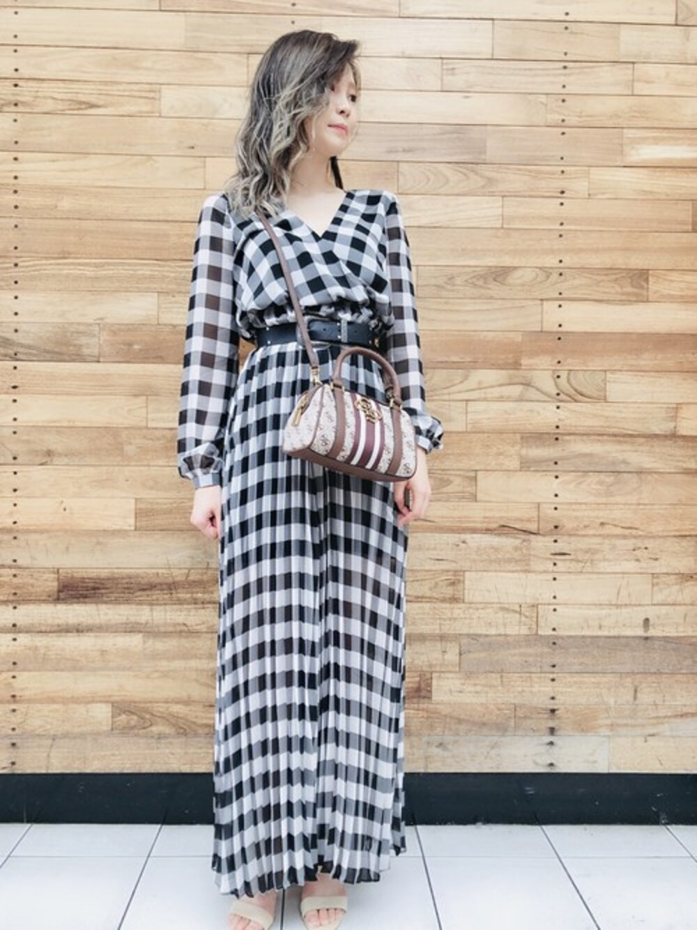 「チェック、ワンピース、秋のコーデ、黒、ロゴ、大人コーデ、guess」｜「GuessのMAYA STRIPE LONG DRESS（ワンピース、ブラック系）」を使った、GUESS JAPANさん（メンズ・165cm）の秋コーディネートの1枚目の写真
