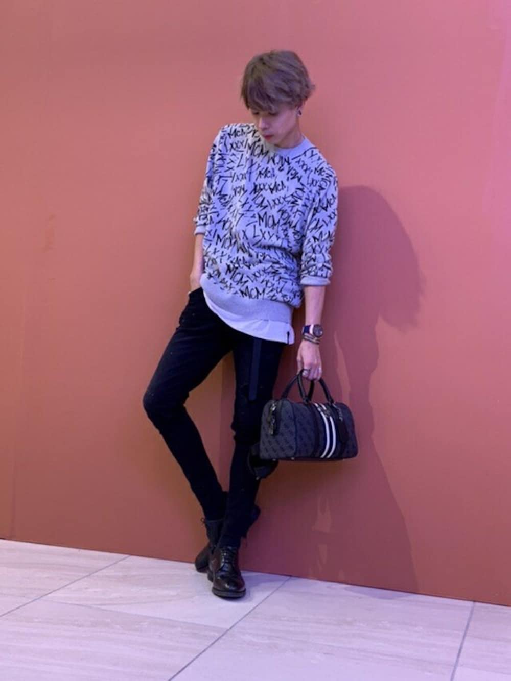 「ニット、デニム、重ね着、グレー、秋のコーデ、黒、guess」｜「GuessのGUESS VINTAGE BOX SATCHEL（ハンドバッグ、グレー系）」を使った、GUESS JAPANさん（メンズ・176cm）の秋コーディネートの1枚目の写真