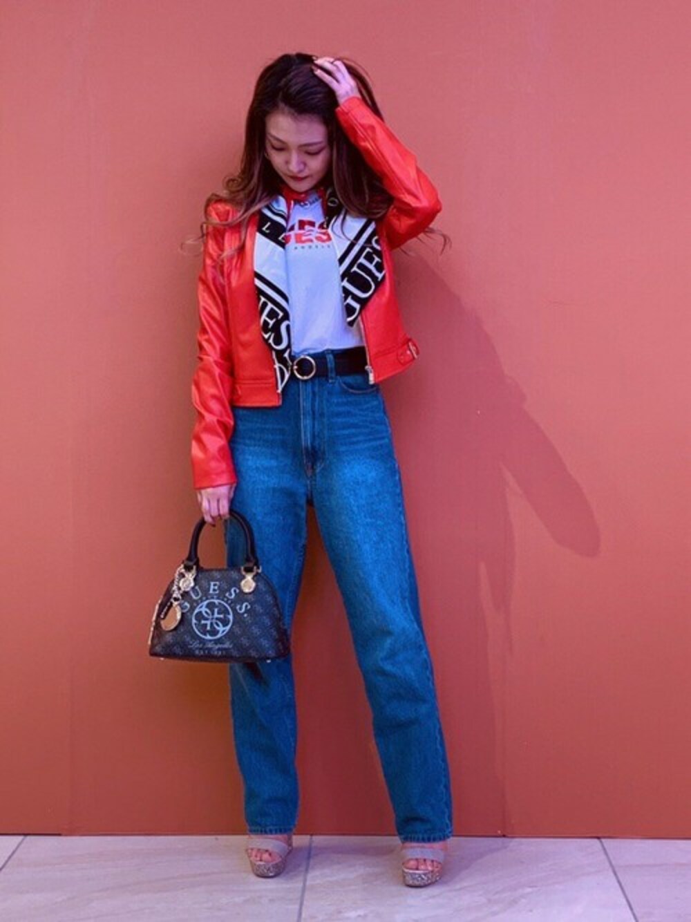 「ロゴT、秋のコーデ、赤、ライダースジャケット、スカーフ、大人カジュアル、低身長、guess」｜「GuessのJONE COATED BIKER JACKET（ライダースジャケット、レッド系）」を使った、GUESS JAPANさん（レディース・154cm）の秋コーディネートの1枚目の写真