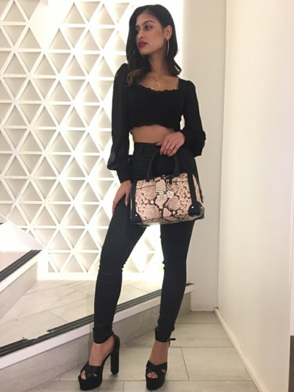 「デニム、黒、ハイウエスト、ロゴ、シースルー、guess」｜「GuessのTESS CHIFFON CROP TOP（シャツ/ブラウス、ブラック系）」を使った、GUESS JAPANさん（レディース・165cm）の秋コーディネートの1枚目の写真