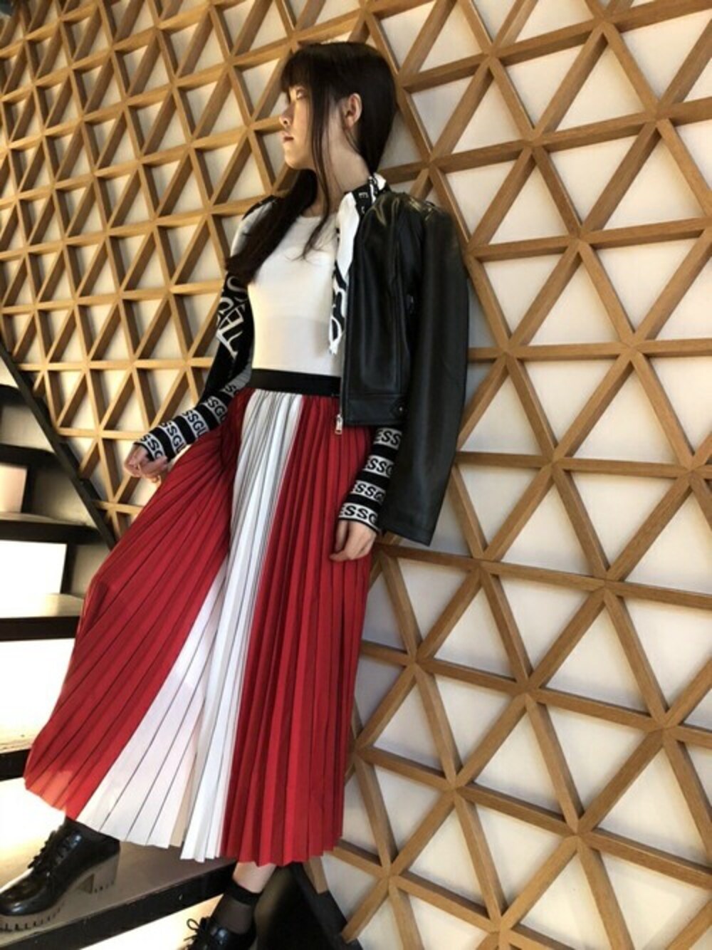 「ジャケット、ロゴT、ライダース、秋のコーデ、黒、赤、大人カジュアル、guess」｜「GuessのJONE COATED BIKER JACKET（ライダースジャケット、ブラック系）」を使った、GUESS JAPANさん（レディース・165cm）の秋コーディネートの1枚目の写真