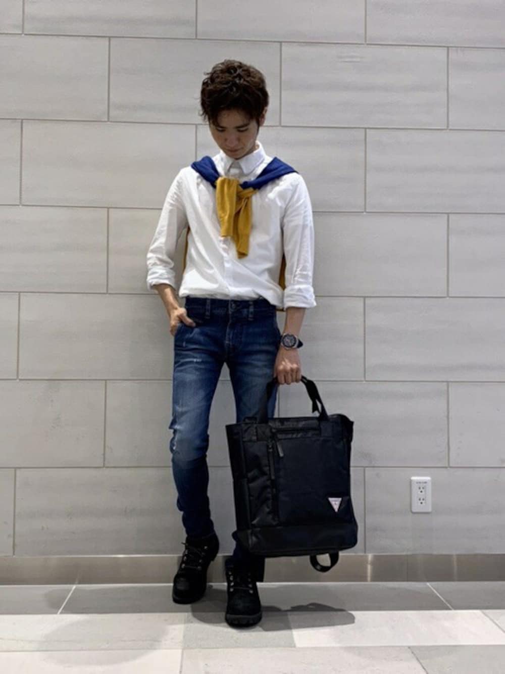 その他のスウェット、ホワイト系のシャツ/ブラウス、ブルー系のデニムパンツを着用したメンズの秋コーディネートの1枚目の写真