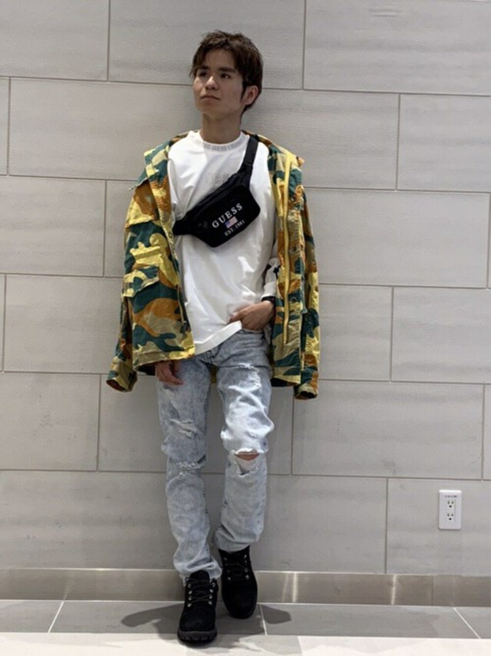 その他のミリタリージャケット、ホワイト系のTシャツ/カットソー、ブルー系のデニムパンツを着用したメンズの秋コーディネートの1枚目の写真