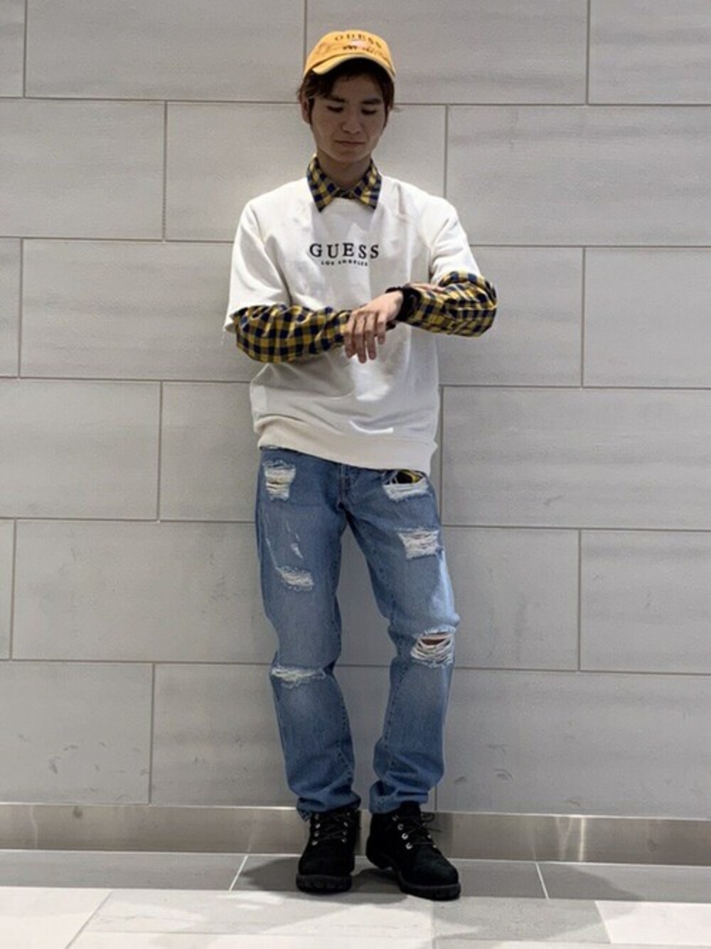 ブラック系のTシャツ/カットソー、イエロー系のシャツ/ブラウス、ブルー系のデニムパンツを着用したメンズの秋コーディネートの1枚目の写真