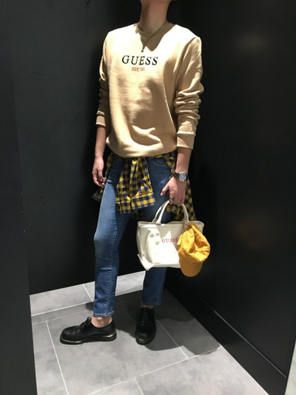 ベージュ系のスウェット、イエロー系のシャツ/ブラウス、ブルー系のデニムパンツを着用したメンズの秋コーディネートの1枚目の写真