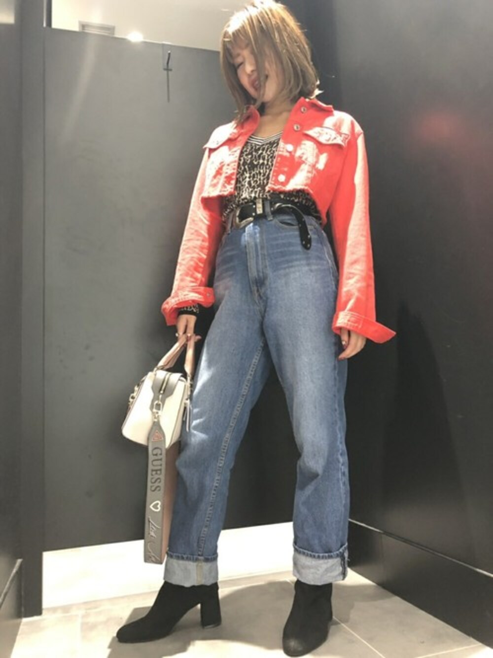 「デニム、カジュアル、デニムジャケット、秋のコーデ、赤、ハイウエスト、ロゴ、guess」｜「GuessのTALIA CROPPED DENIM JACKET（デニムジャケット、レッド系）」を使った、GUESS JAPANさん（レディース・156cm）の秋コーディネートの1枚目の写真