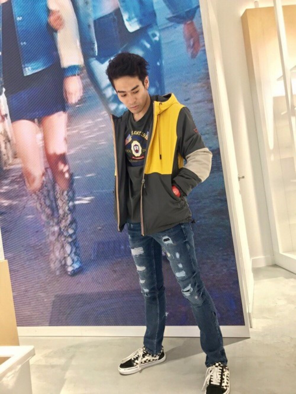 オレンジ系のその他アウター、ホワイト系のTシャツ/カットソーを着用したレディースの秋コーディネートの1枚目の写真