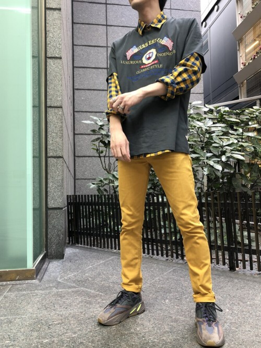 ホワイト系のTシャツ/カットソー、イエロー系のシャツ/ブラウス、オレンジ系のその他パンツを着用したメンズの秋コーディネートの1枚目の写真