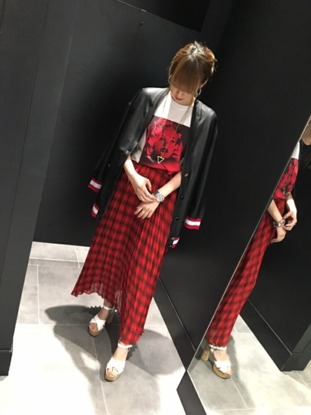 ブラック系のその他アウター、ホワイト系のTシャツ/カットソー、レッド系のスカートを着用したレディースの秋コーディネートの1枚目の写真