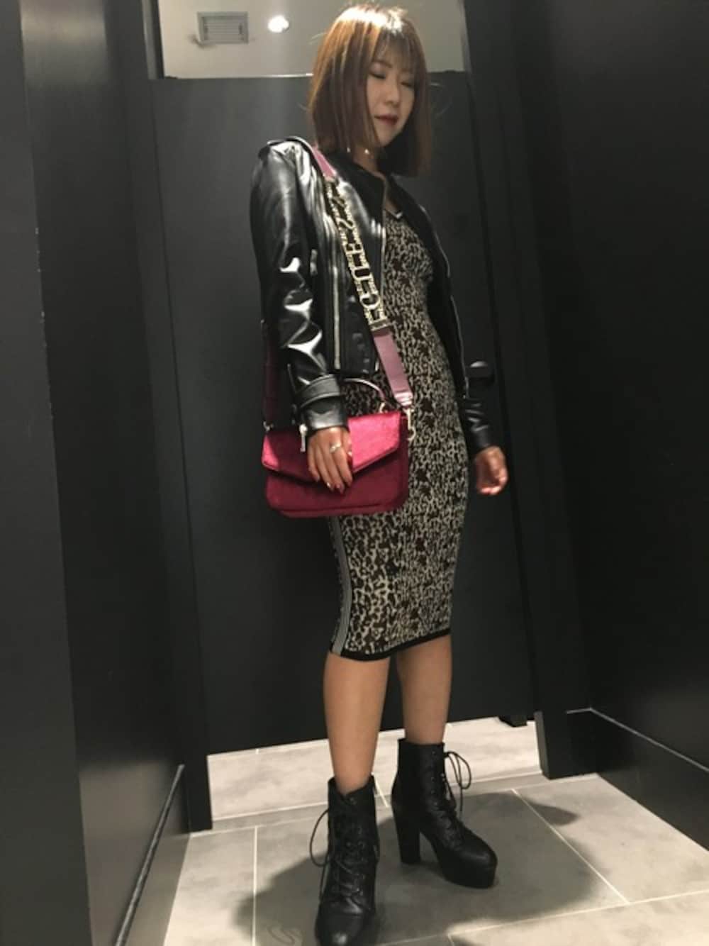 「ライダース、黒、ロゴ、大人カジュアル、低身長、guess、タイトワンピース」｜「GuessのHONEY GENUINE LEATHER BIKER JACKET（ライダースジャケット、ブラック系）」を使った、GUESS JAPANさん（レディース・156cm）の秋コーディネートの1枚目の写真