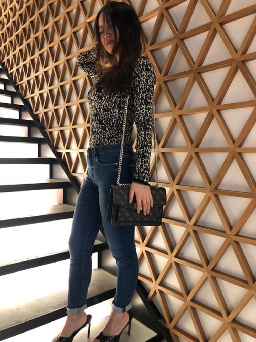 その他のニット/セーター、ブルー系のデニムパンツ、ブラウン系のショルダーバッグを着用したレディースの秋コーディネートの1枚目の写真