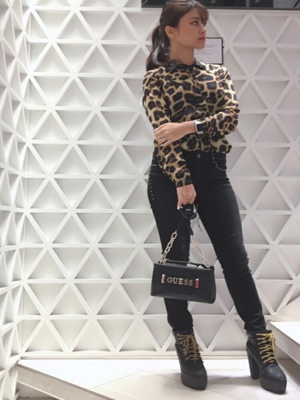 その他のシャツ/ブラウス、ブラック系のデニムパンツ、ブラック系のショルダーバッグを着用したレディースの秋コーディネートの1枚目の写真