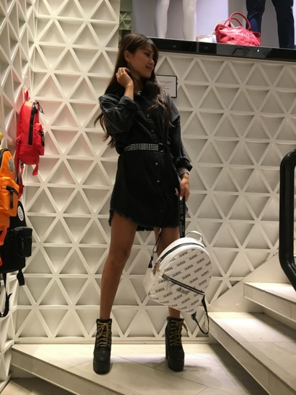 「デニム、バックパック、秋のコーデ、黒、ロゴ、大人カジュアル、シャツワンピ、guess」｜「GuessのPARISIAN STUDS BELT DENIM DRESS（シャツワンピース、ブラック系）」を使った、GUESS JAPANさん（レディース・164cm）の秋コーディネートの1枚目の写真