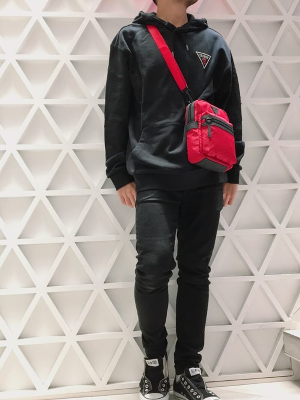 ブラック系のパーカー、ブルー系のデニムパンツを着用したメンズの秋コーディネートの1枚目の写真