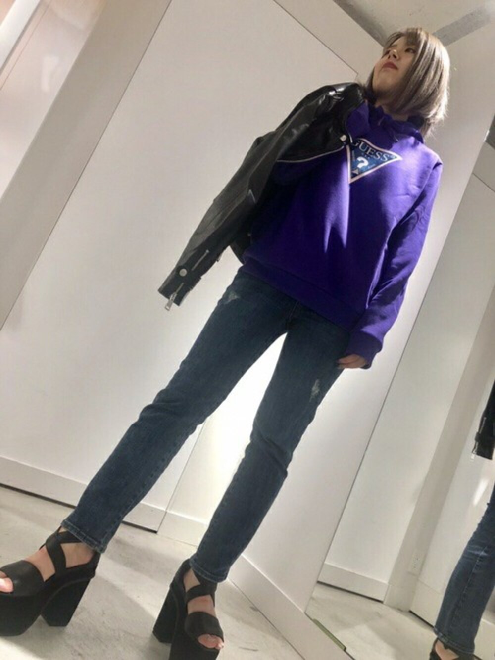 「ジャケット、ライダース、秋のコーデ、デニムパンツ、ロゴスウェット、guess」｜「GuessのLETIZIA LOGO HOODED BIKER JACKET（ライダースジャケット、ブラック系）」を使った、GUESS JAPANさん（レディース・162cm）の秋コーディネートの1枚目の写真