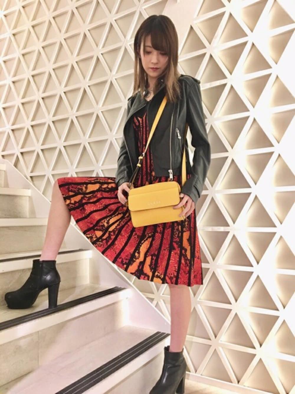 「ジャケット、ライダース、イエロー、秋のコーデ、黒、ロゴ、秋色、guess」｜「GuessのHONEY GENUINE LEATHER BIKER JACKET（ライダースジャケット、ブラック系）」を使った、GUESS JAPANさん（レディース・165cm）の秋コーディネートの1枚目の写真