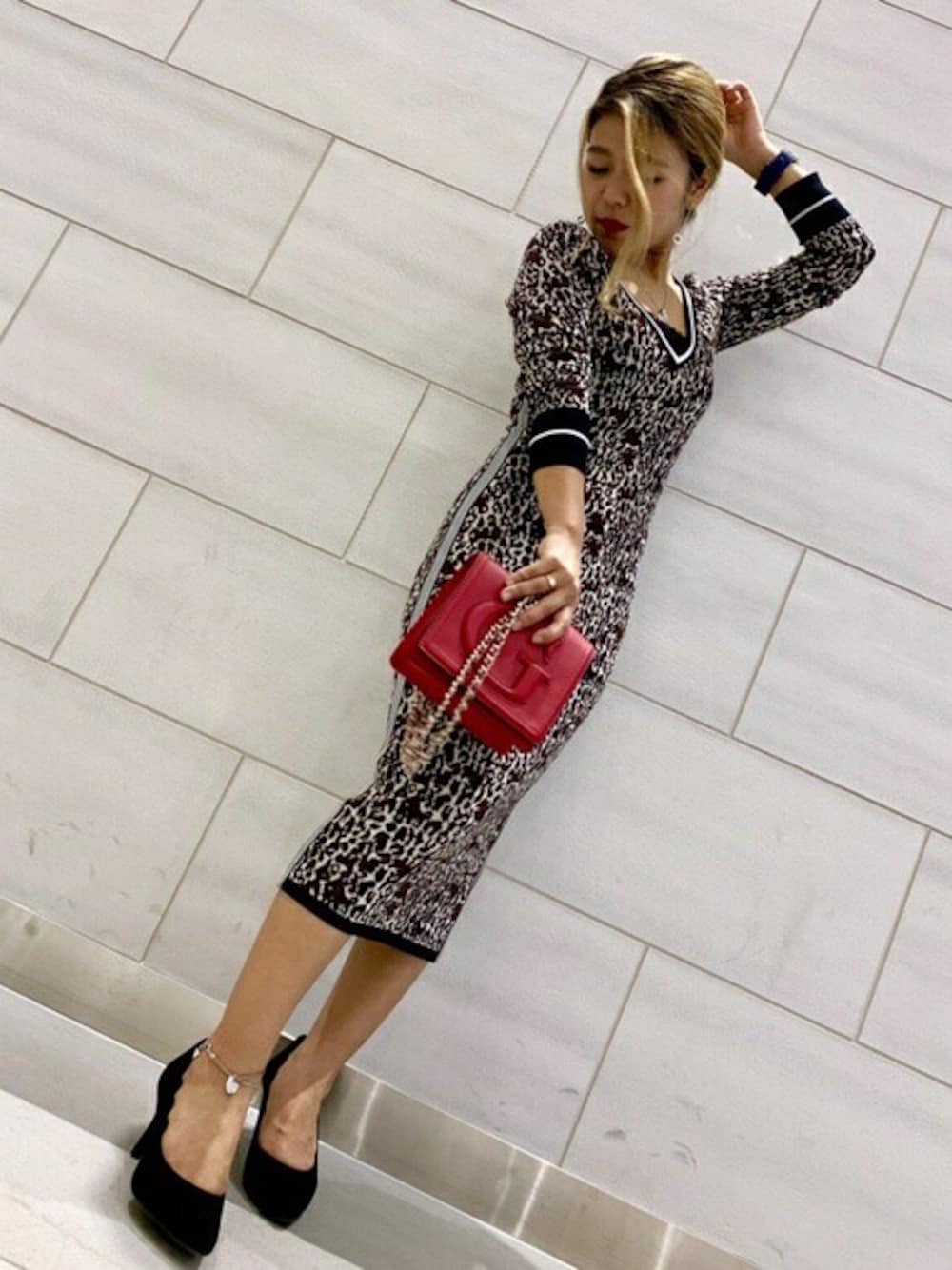 「タイトスカート、レオパード、秋のコーデ、ニットワンピース、ロゴ、大人コーデ、低身長、guess」｜「GuessのDAFNE ANIMALIER PRINT SWEATER DRESS（ワンピース、その他）」を使った、GUESS JAPANさん（レディース・139cm）の秋コーディネートの1枚目の写真