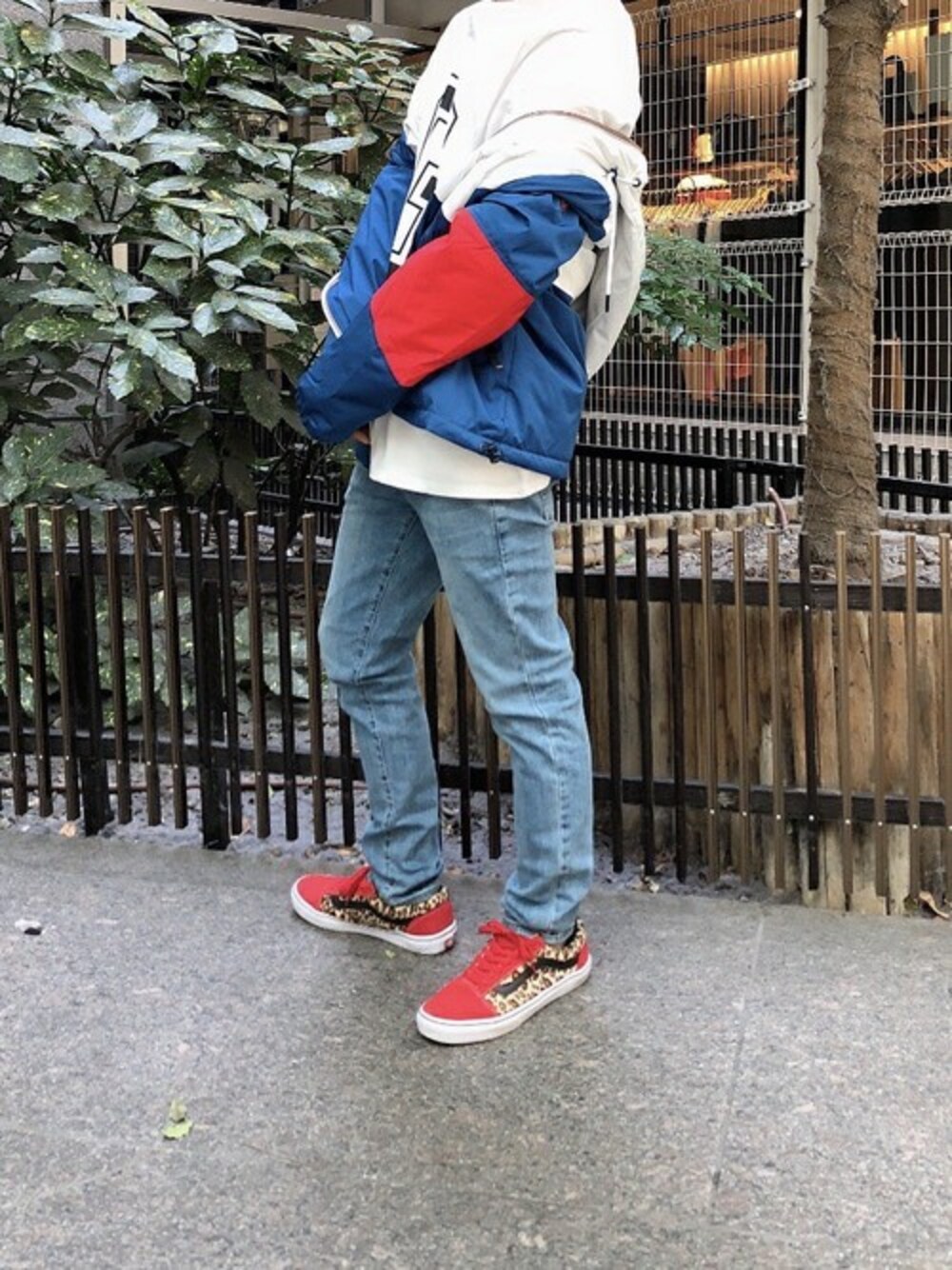 その他のその他アウター、ホワイト系のTシャツ/カットソー、ブルー系のデニムパンツを着用したメンズの秋コーディネートの1枚目の写真