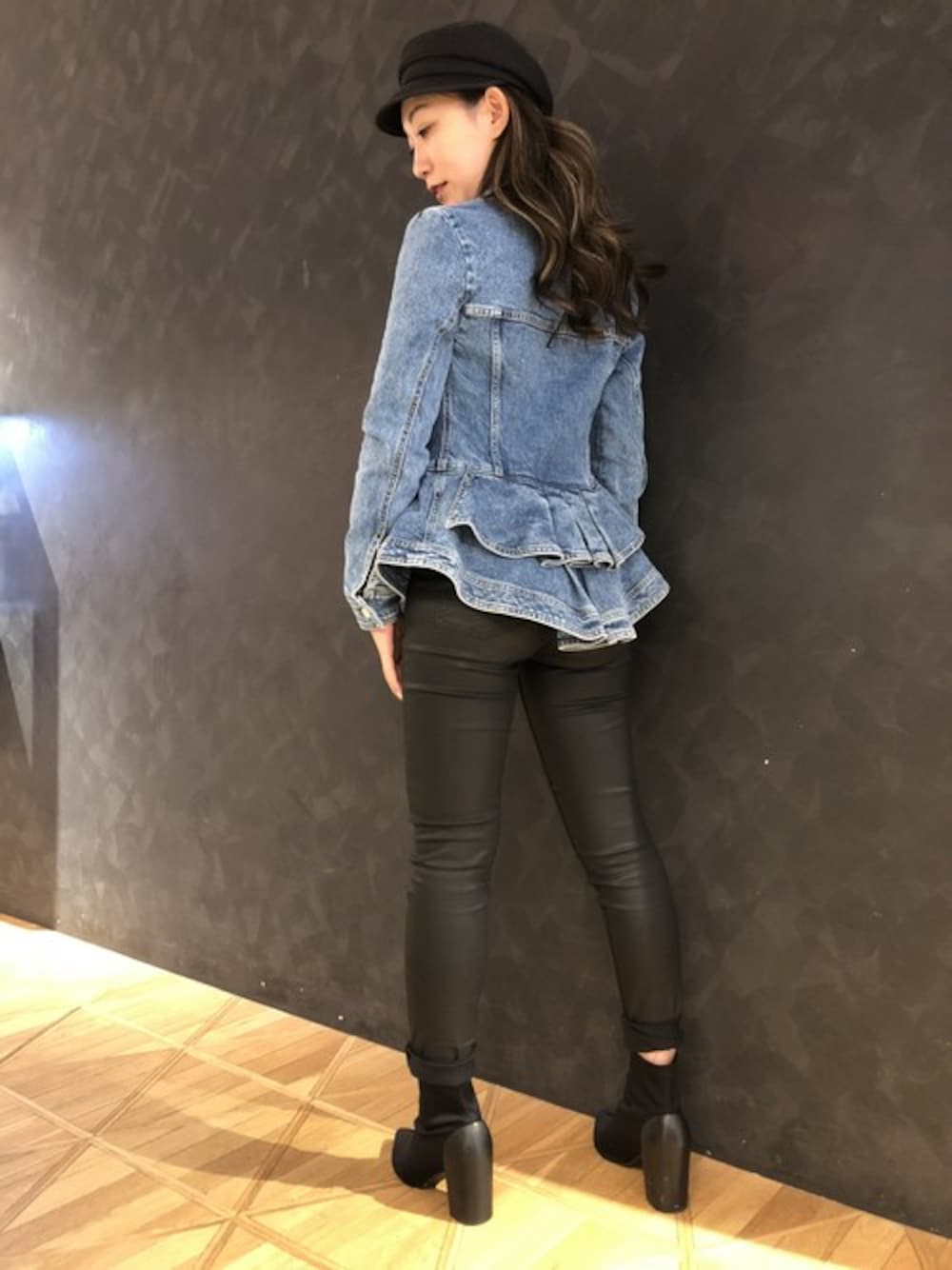 「デニムジャケット、ロゴ、大人カジュアル、スキニーデニム、guess、秋コーデ」｜「GuessのCOATED SUPER HIGH-RISE SKINNY DENIM PANT（デニムパンツ、ブラック系）」を使った、GUESS JAPANさん（レディース・160cm）の秋コーディネートの1枚目の写真