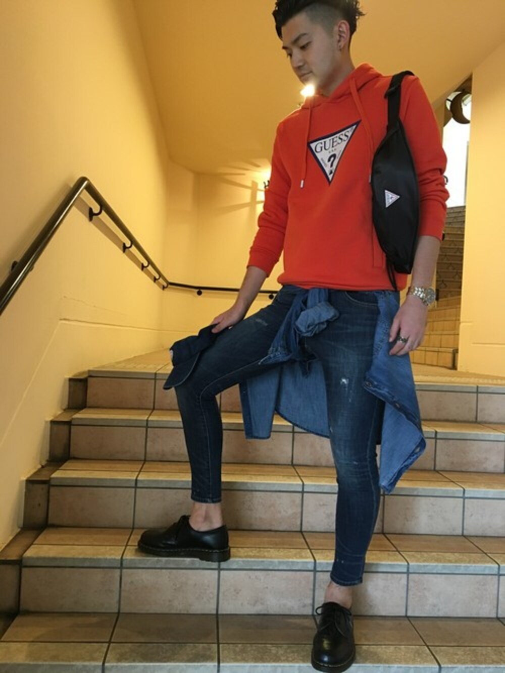 「ブルー、キャップ、秋のコーデ、デニムシャツ、オレンジ、ロゴスウェット、スキニーデニム、guess」｜「GuessのVELVET TRIANGLE LOGO HOODED PARKA（パーカー、オレンジ系）」を使った、GUESS JAPANさん（メンズ・188cm）の秋コーディネートの1枚目の写真