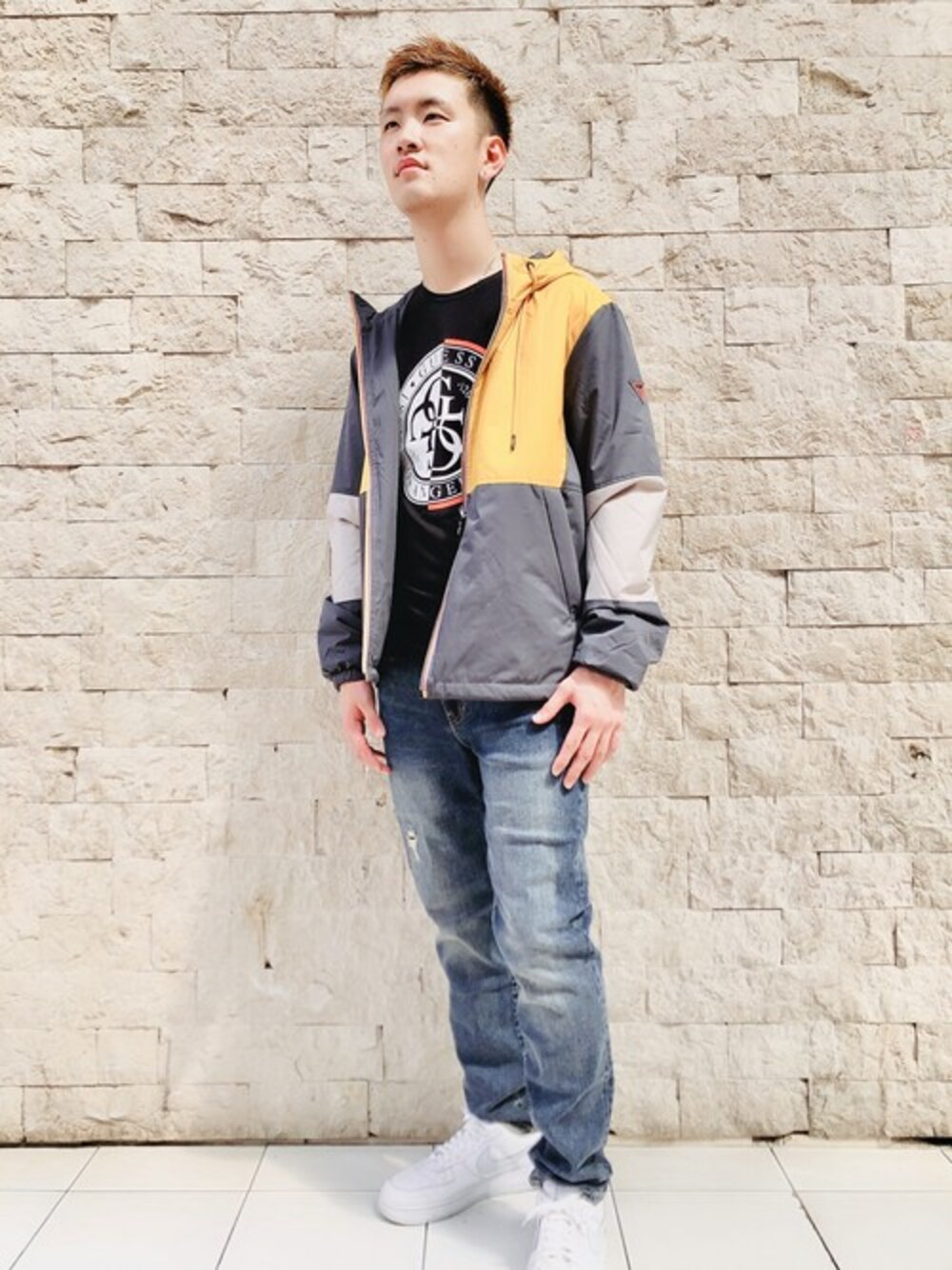 「アウター、秋のコーデ、ストリート、スポーツミックス、デニムパンツ、guess」｜「GuessのREVERSIBLE COLOUR-BLOCK HOODED JACKET（その他アウター、オレンジ系）」を使った、GUESS JAPANさん（メンズ・178cm）の秋コーディネートの1枚目の写真
