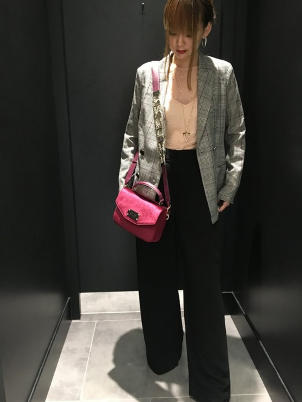 「チェック、ジャケット、秋のコーデ、シースルー、オフィスカジュアル、guess」｜「GuessのALESIA DOUBLE-BREASTED BLAZER（その他アウター、グレー系）」を使った、GUESS JAPANさん（レディース・162cm）の秋コーディネートの1枚目の写真
