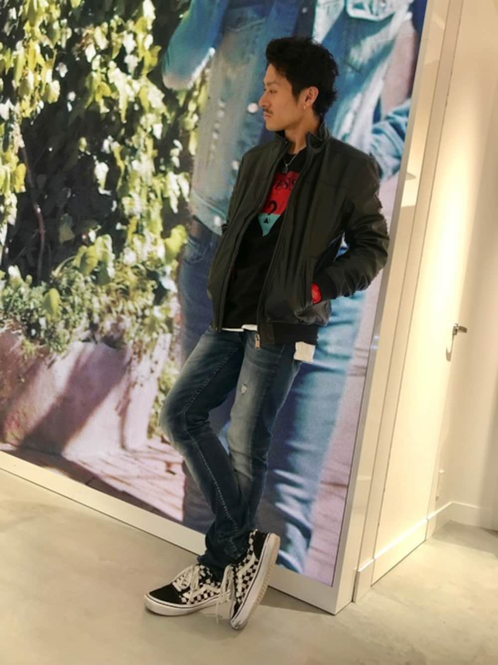 「アウター、カジュアル、秋のコーデ、ロゴ、デニムパンツ、guess」｜「GuessのECO LEATHER BOMBER JACKET（その他アウター、ブラック系）」を使った、GUESS JAPANさん（メンズ・175cm）の秋コーディネートの1枚目の写真
