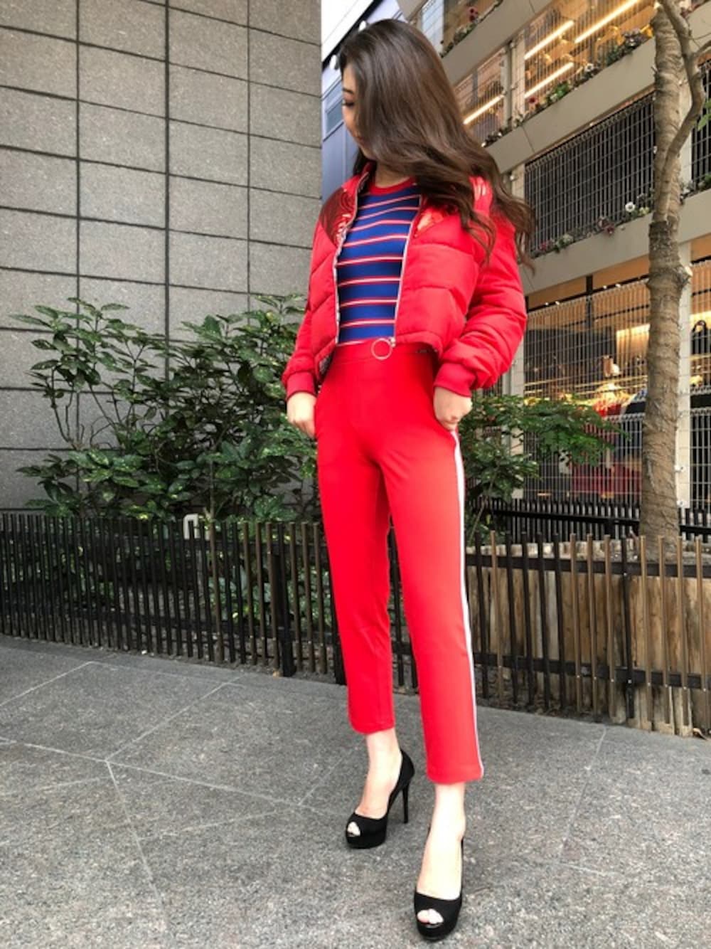「アウター、ボーダー、秋のコーデ、赤、ロゴ、ジョガーパンツ、guess」｜「GuessのLAURIE LAMINATE STRIPE PADDED JACKET（その他アウター、レッド系）」を使った、GUESS JAPANさん（レディース・171cm）の秋コーディネートの1枚目の写真