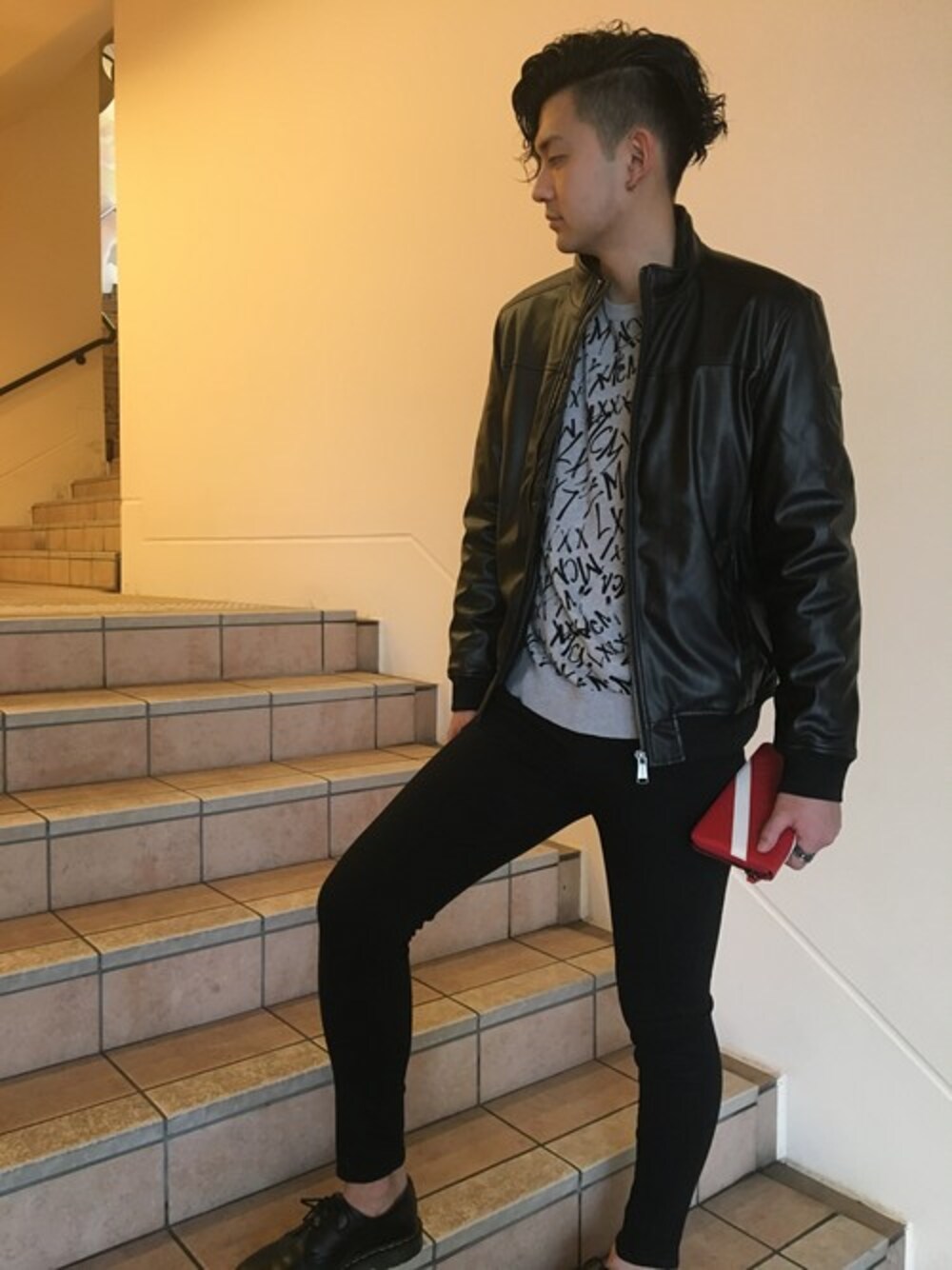 「カジュアル、レザージャケット、秋のコーデ、スポーツミックス、ロゴスウェット、guess」｜「GuessのECO LEATHER BOMBER JACKET（その他アウター、ブラック系）」を使った、GUESS JAPANさん（レディース・160cm）の秋コーディネートの1枚目の写真