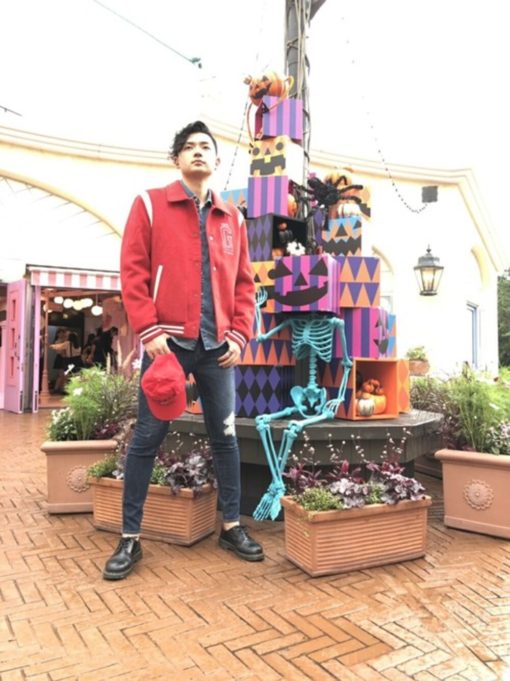 「アメカジ、キャップ、秋のコーデ、赤、デニムシャツ、ロゴ、デニムパンツ、guess」｜「GuessのCOLLEGE LOGO VARSITY BOMBER JACKET（スタジャン、レッド系）」を使った、GUESS JAPANさん（メンズ・187cm）の秋コーディネートの1枚目の写真